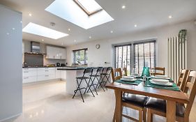 Hidden Gem - 6 Bedroom House Near City Centre